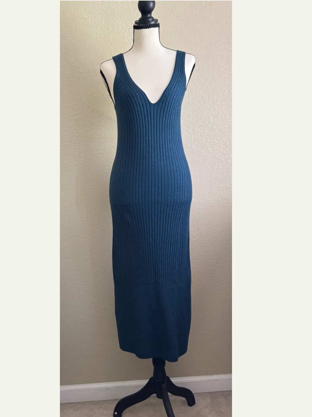 Modern Citizen Yuna V-Neck Ribbed Knit Midi Dress in Teal Size Medium